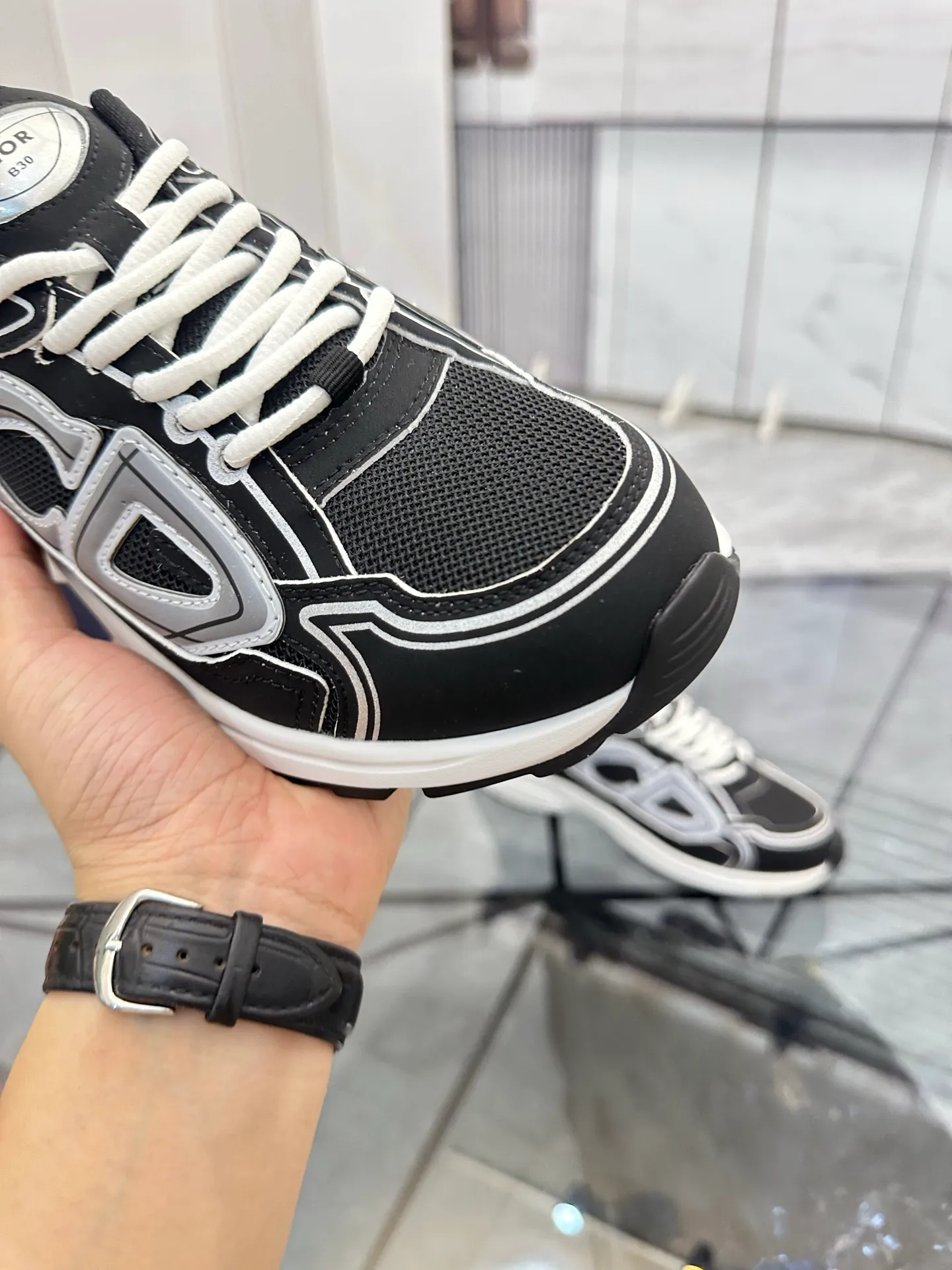 Men's shoes: 💰P400¥ Available in Guangzhou Product trademark: Dior* "Dior*" low-top casual shoes Regular size: 35-46 (can be customized to 47) Couple style Product materials: Upper imported cowhide stitched with original fabric, breathable lining, ultra-light foam original outsole. No.: 007